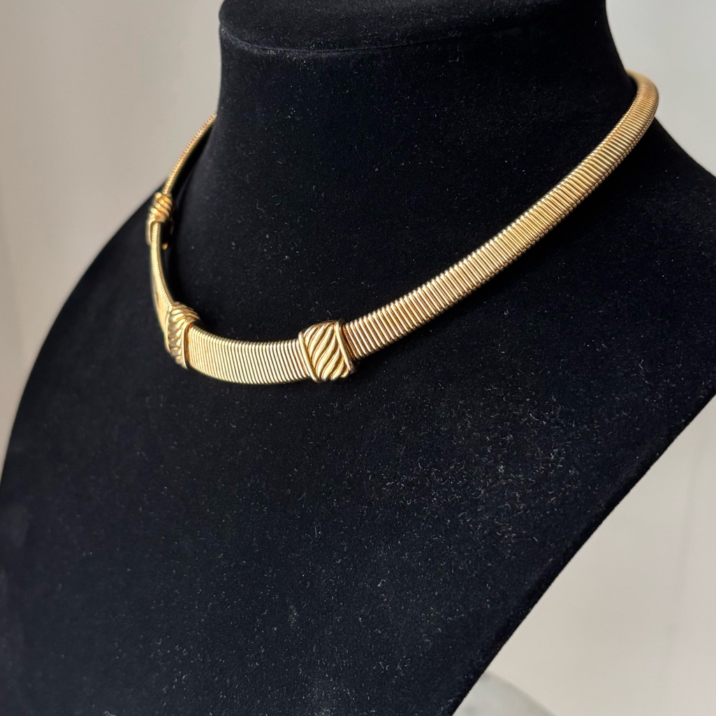 Vntg 80s Gold Tone 16 Thick Flat Omega Necklace With 3 Gold Tone Embellishments